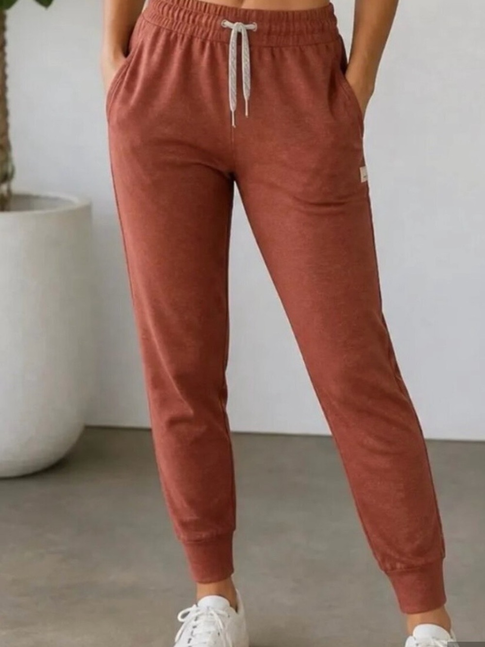 Vuori Performance Joggers in Mahogany Heather